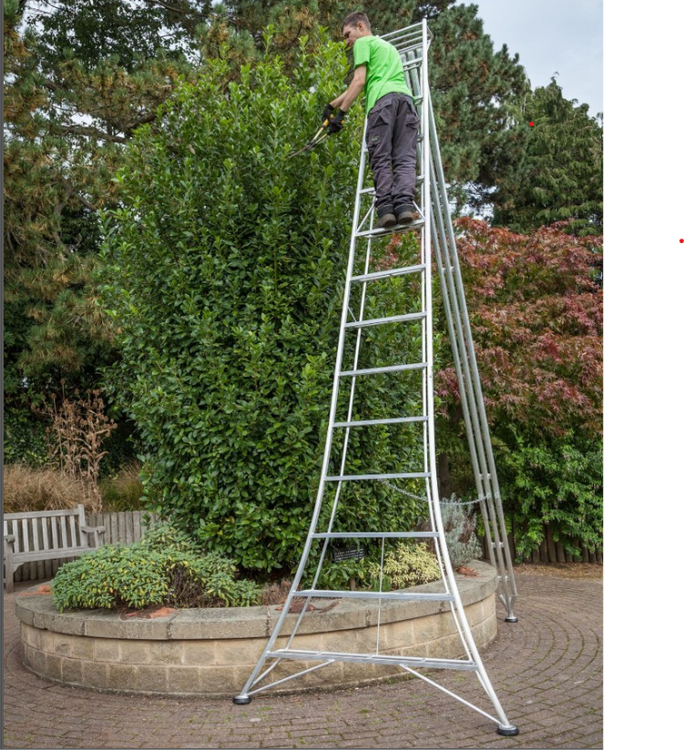 The Benefits of Aluminium vs. Fiberglass Garden Tripod Ladders